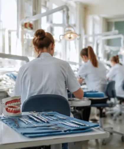 Amphithéâtre universitaire belge rempli d'étudiants en sciences dentaires lors d'un cours magistral