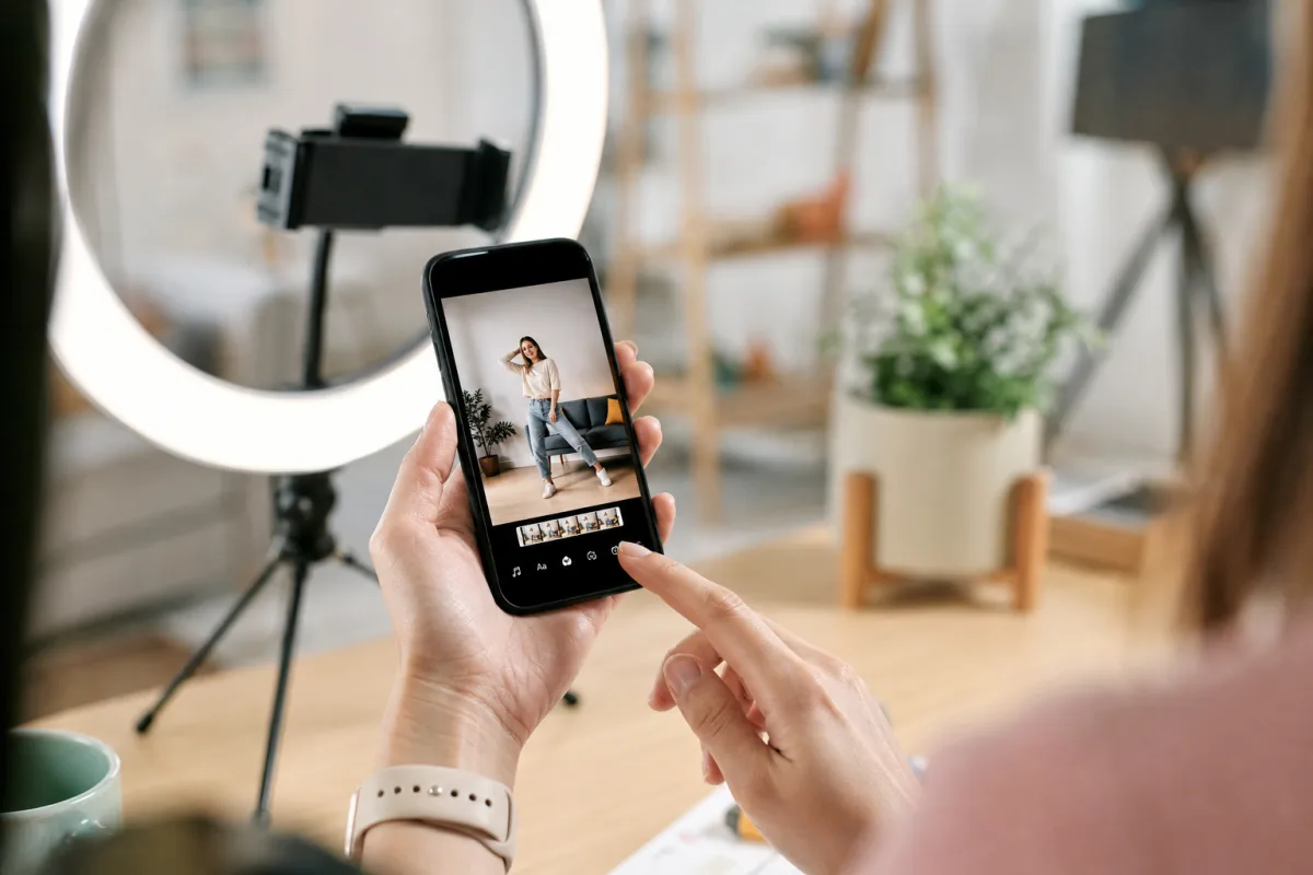 Gagner des abonnés sur TikTok : ce qui fonctionne vraiment Écran de smartphone affichant un profil TikTok avec un compteur d'abonnés en hausse visible