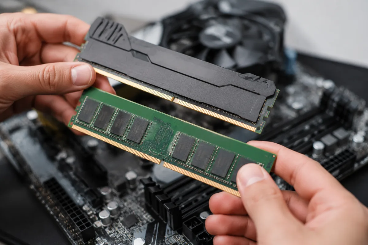 Mémoire vive DDR4 ou DDR5 : laquelle choisir selon votre profil Gros plan sur les puces mémoire et les étiquettes de fréquence d'une barrette DDR5 neuve