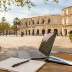 Vue d'ensemble du centre-ville de Nîmes avec ses façades de commerces et d'agences d'assurance en journée
