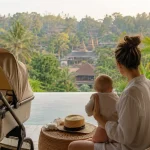 Famille avec un nourrisson installée à l'ombre d'un temple balinais entouré de végétation tropicale