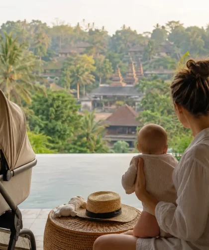 Famille avec un nourrisson installée à l'ombre d'un temple balinais entouré de végétation tropicale